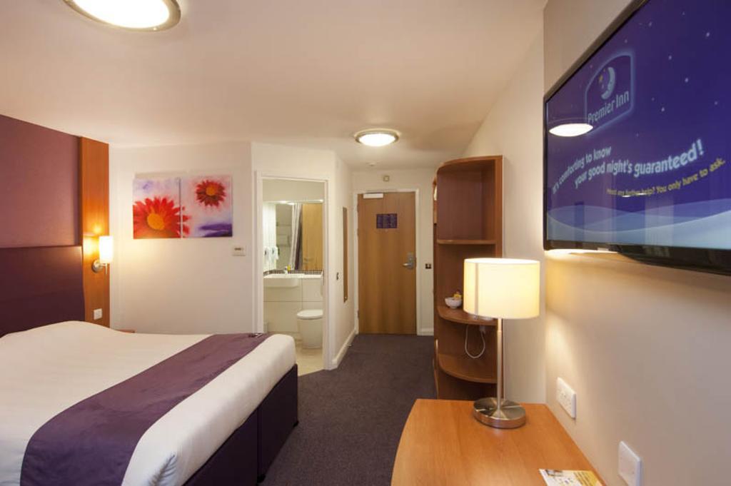 Premier Inn London Hanger Lane Exterior photo