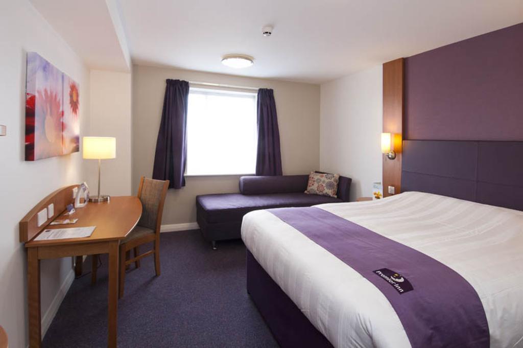 Premier Inn London Hanger Lane Exterior photo