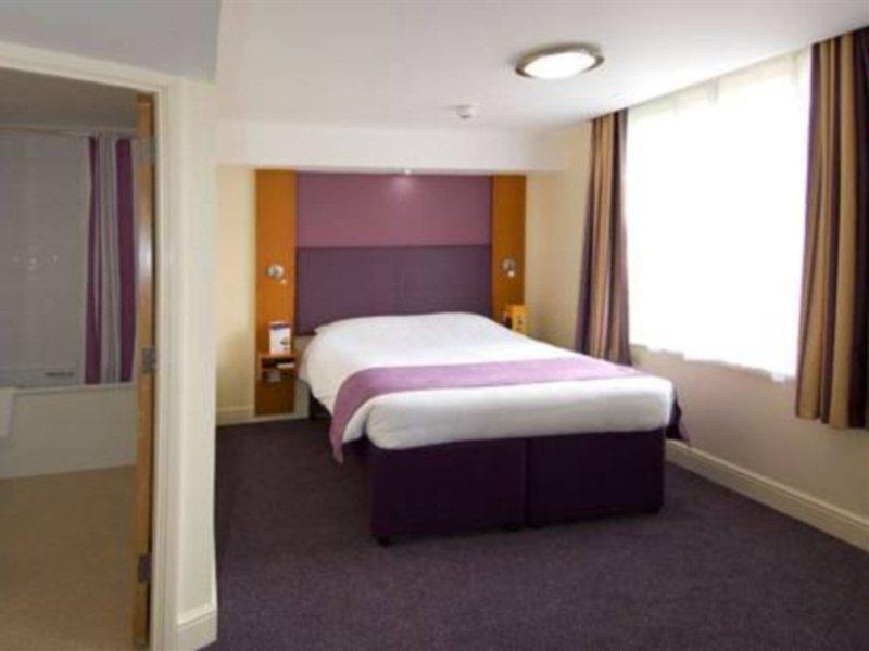 Premier Inn London Hanger Lane Exterior photo